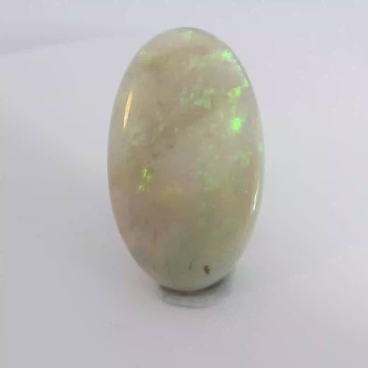 Video of an Opal stone with green fluorescence