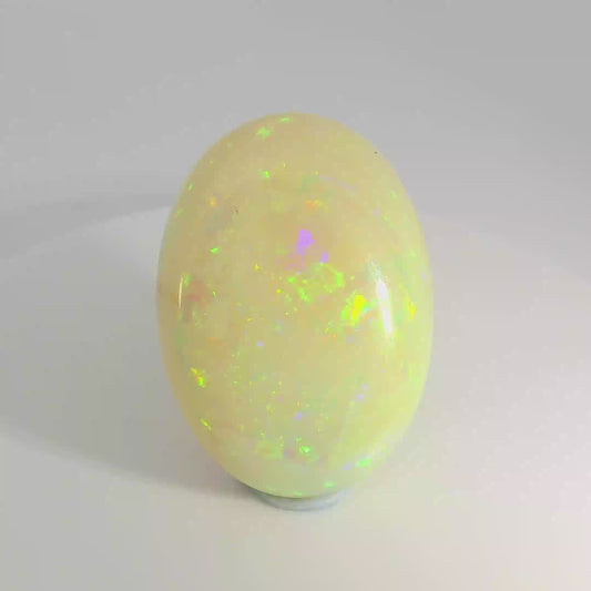 Video of an Opal stone with multicoloured fluorescence